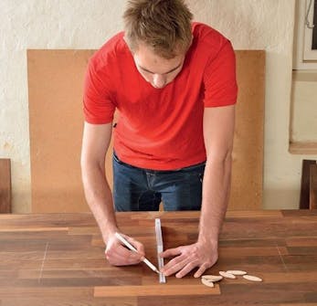 Renovera trappa billigt: Lägg de två tillsågade skivorna Renovera trappa billigt: Lägg de två tillsågade skivorna